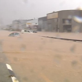 El agua arrasa todo a su paso en Ribarroja del Turia