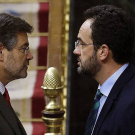 El ministro de Justicia, Rafael Catalá, y el portavoz socialista en el Congreso, Antonio Hernando.- EFE