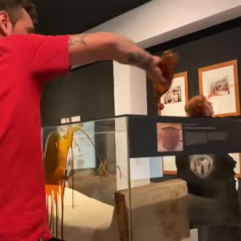 Dos activistas vierten líquido en una vitrina del Museo Egipcio de Barcelona