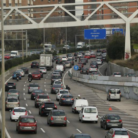 Cientos de vehículos circulan esta mañana por la M-30, vía de circunvalación que rodea la capital. /EFE