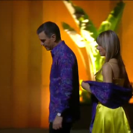 Sánchez y su mujer visten el batik tradicional en la cena de gala de la cumbre del G-20