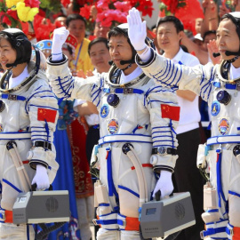Tres astronautas chinos saludan antes de embarcarse en una misión en junio de 2012. /EFE