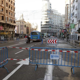 Vista de la Gran Vía, cerca de Callao, con los cortes de tráfico y las vallas habilitando el paso peatonal. /EFE