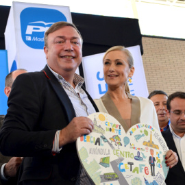 El senador del PP y exalcade de Getafe, Juan Soler, junto a la presidenta de la Comunidad de Madrid, Cristina Cifuentes, en una imagen de archivo.- PP