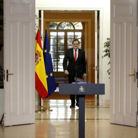 El presidente del Gobierno, Mariano Rajoy, se dirige a la sala del Palacio de la Moncloa. /EFE
