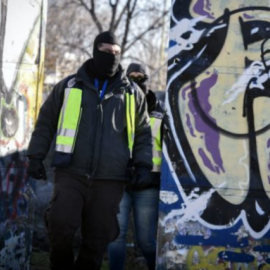 Agentes de la Policía Nacional registrando la cabaña donde los dos yihadistas detenidos se reunían.Efe