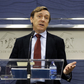 El portavoz del PP en el Congreso, Rafael Hernando, durante la rueda de prensa ofrecida tras la reunión que el grupo parlamentario popular ha celebrado en el Congreso. EFE/Juan Carlos Hidalgo