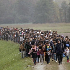 Fotografía facilitada por la productora La Claqueta, de una de las columnas de personas refugiadas grabadas por Hernán Zin, director de "Nacido en Siria", que narra la ruta emprendida por los sirios para huir de la guerra y llegar hasta dis