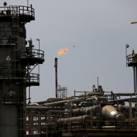 Refinería de la petrolera estatal indonesia Pertamina en la isla de Java. REUTERS/Darren Whiteside