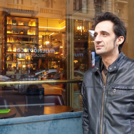 El periodista Javier Gallego presenta 'El Grito en el cielo', un libro cargado de poesía social y de denuncia sobre la caída del capitalismo y sus consecuencias en la sociedad. / Ana I. Bernal Triviño