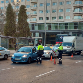 Agentes de la Policía local de Madrid informan a los vehículos en la Plaza de España. /J. Y.
