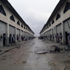 Miles de personas que huyeron de los antiguos barrios en poder de los rebeldes en la ciudad siria de Alepo (norte) permanecen en Yebrín, un pueblo al este, que ha transformado en refugios improvisados para los desplazados. EFE/AK