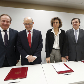La ministra de Sanidad,Dolors Monstserrat, y el de Hacienda,Cristóbal Montoro, con el presidente de la patronal Farmaindustria, Jesús Acebillo, y el secretario general Sanidad, Javier Castrodeza (i), tras la firma de la renovación por un añ