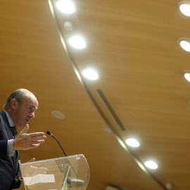 El ministro de Economía, Luis de Guindos, durante su intervención en el acto de toma de posesión de altos cargos de su departamento, la sede del Departamento en Madrid. EFE/Juan Carlos Hidalgo