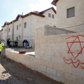 Un obrero palestino trabaja en la construcción de un nuevo asentamiento para colonos israelíes en Efrat, este jueves. REUTERS/Baz Ratner