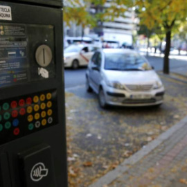 Aparcar en zona azul y zona verde será más caro para los vehículos que más contaminen. EFE