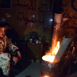 Tropas sirias se reúnen alrededor de una fogata en Alepo. - EFE