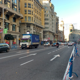La Gran Vía esta mañana con poca afluencia de vehículos. /PÚBLICO