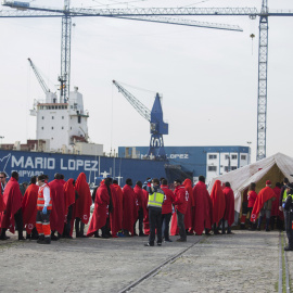 Varios de los 52 inmigrantes de origen subsahariano, 46 hombres y 6 mujeres, que viajaban en una embarcación neumática que ha sido interceptada hoy a 36 millas al sur de Málaga. EFE