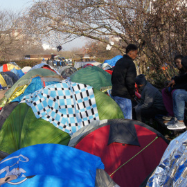 Campamento de refugiados en París.