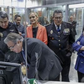 El ministro del Interior, Juan Ignacio Zoido, acompañado por la presidenta de la Comunidad de Madrid, Cristina Cifuentes, y la delegada del Gobierno, Concepción Dancausa, en su visita esta mañana a la Jefatura Superior de Policía de Madrid.