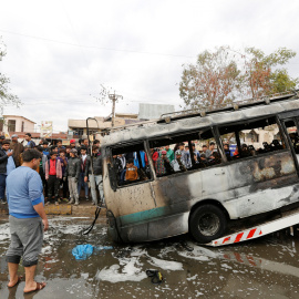 Un vehículo quemado en el atentado con coche bomba que tuvo lugar hoy en Bagdad. REUTERS / Ahmed Saad