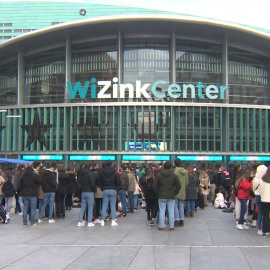 Cientos de fans ya esperan a Rosalía en el Wizink Center de Madrid