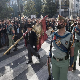 Un destacamento de la Legión, hoy en la céntrica plaza del Carmen de Granada, durante la celebración del 525 aniversario de la conquista de la ciudad por los Reyes Católicos, y que tiene como acto central la tremolación del Estandarte Real 