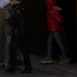 Rafael Amargo, oculto bajo una capucha, sale de comisaría y llega a los Juzgados