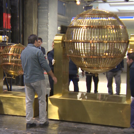 Los bombos del sorteo de la Lotería ya están en el Teatro Real