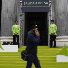 El edificio de la Bolsa de Madrid, decorado el primer día de cotización de Aena en el mercado, en febrero de 2015. REUTERS