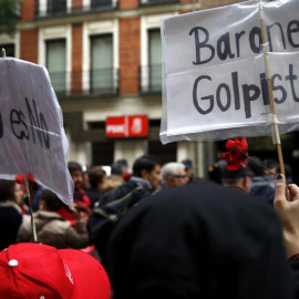 Militantes protestan ante la sede de Ferraz. EFE