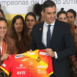Sánchez recibe a la selección española de balonmano femenino
