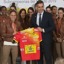 Pedro Sánchez recibe a las 'Guerreras': "Sois las campeonas"