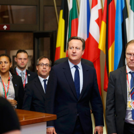 El hasta ahora embajador británico para la Unión Europea, Ivan Rogers, junto al ex primer ministro de Reino Unido, David Cameron, en una foto de archivo. REUTERS