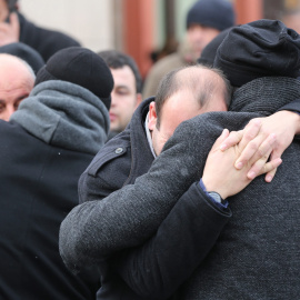 Los familiares de las víctimas, de luto, frente al instituto de medicina forense de Estambul. EFE / EPA / TOLGA BOZOGLU