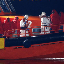 Personal de Salvamento Marítimo y de la Cruz Roja atienden a los 30 migrantes rescatados en el mar del Alborán.-EFE