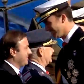 Momento en el que los reyes le estrechan la mano a Esperanza Casteleiro