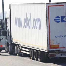 Un mosso detiene un camión en una imagen de archivo. EFE