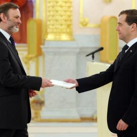 Tim Barrow, en una foto de 2011 junto al expresidente de Rusia Dmitry Medvedev, cuando era embajador en ese país. REUTERS