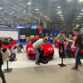 Activistas climáticos se pegan a coches deportivos en el Salón del Automóvil de París  
