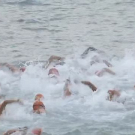 Más de mil nadadores saltan al agua en la icónica carrera en Puerto Victoria de Hong Kong