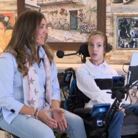 Gema, la niña con parálisis cerebral que se comunica con sus ojos