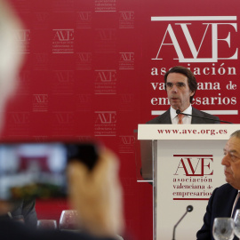 El expresidente del Gobierno y del PP José María Aznar durante su discurso en el almuerzo-coloquio con el pleno de la Asociación Valenciana de Empresarios (AVE), su primer acto público tras renunciar el pasado 20 de diciembre a la presidenc