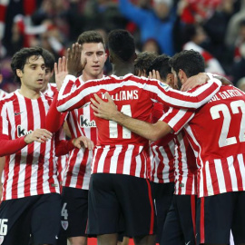 Iñaki Williams celebra con sus compañeros su gol al Barcelona. EFE/Luis Tejido