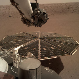 La sonda InSight ejercita su brazo robótico