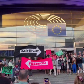 Manifestantes cantan el 'Bella Ciao' contra la extrema derecha, a las puertas del Parlamento Europeo
