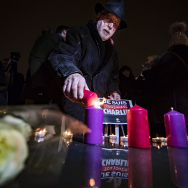 Imagen del homenaje ciudadano en París con motivo del segundo aniversario del ataque yihadista a la sede de la revista satírica 'Charlie Hebdo'. EFE/IAN LANGSDON