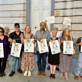 Familiares de víctimas de las residencias durante la covid protestan encadenados frente a la Fiscalía de Madrid