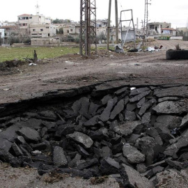 El atentado con coche bomba se ha producido cerca del cruce de la aldea de Beit Jin cerca de la ciudad de Sa'sa, en el lado occidental de la provincia de Damasco. La organización terrorista Jabhat al-Nusra se atribuyó la responsabilidad del